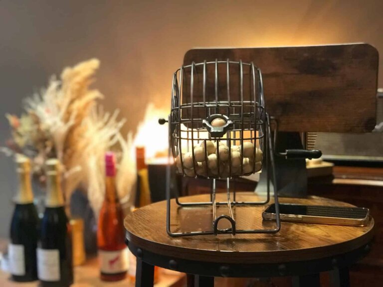 Weinbingo ohne Menschen indoor-eigenes stockbild